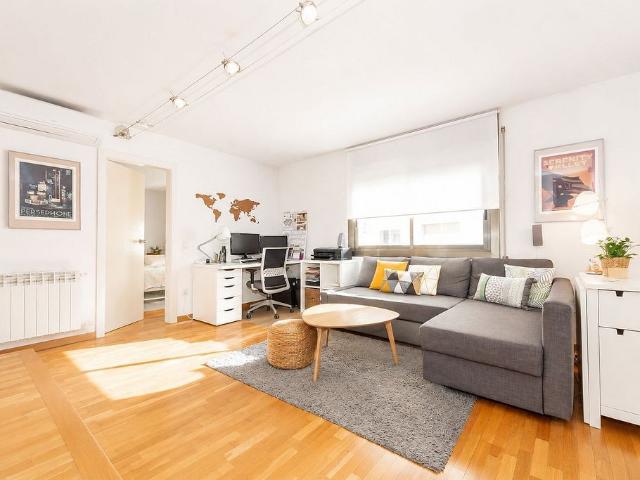 Piso en venta en calle De Septimània, Barcelona, de 74 m² 2 habitaciones por 470.000