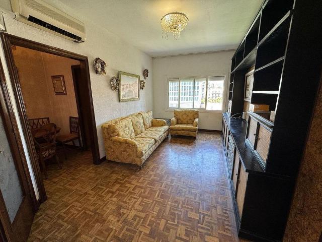 Piso en venta en calle De Sepúlveda, Barcelona, de 55 m² 3 habitaciones por 349.000
