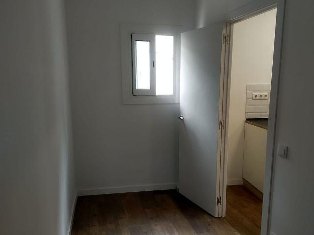 Piso en venta en calle De Sevilla, Badalona, de 45 m² 2 habitaciones por 159.000