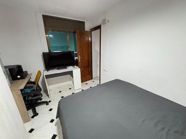 Piso en venta en calle De Simancas, Barcelona, de 60 m² 3 habitaciones por 169.000