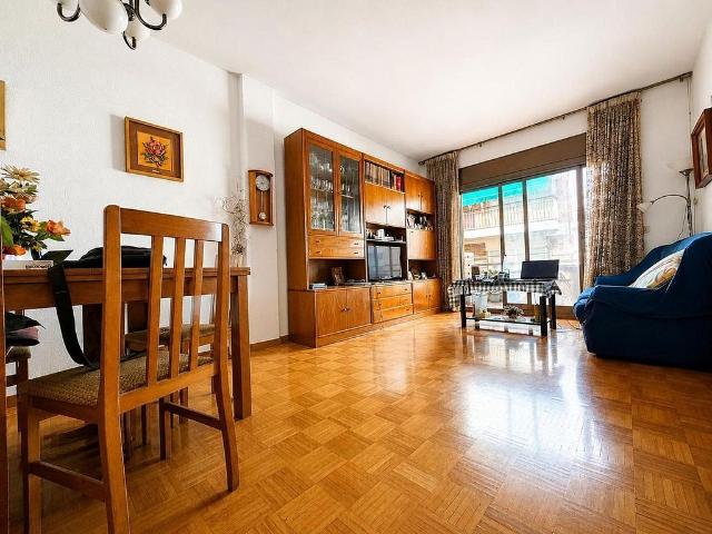 Piso en venta en calle De Torras i Bages, Badalona, de 73 m² 3 habitaciones por 289.000