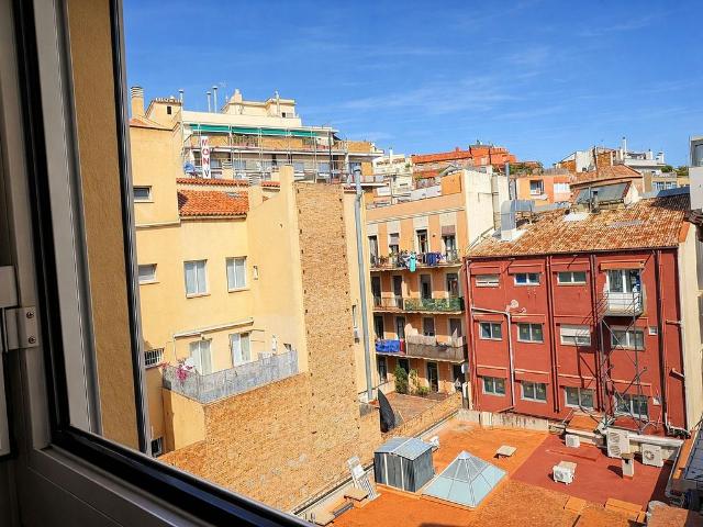 Piso en venta en calle De Vallirana, Barcelona, de 54 m² 3 habitaciones por 375.000