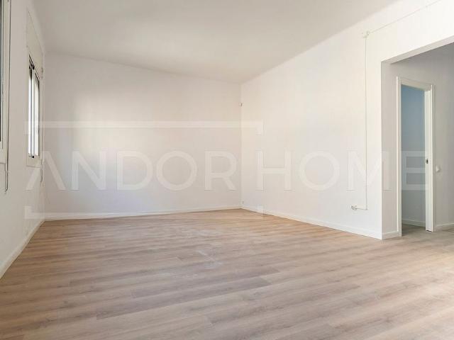 Piso en venta en calle De Violant D'hongria Reina D'aragó, Barcelona, de 85 m² 3 habitaciones por 429.000