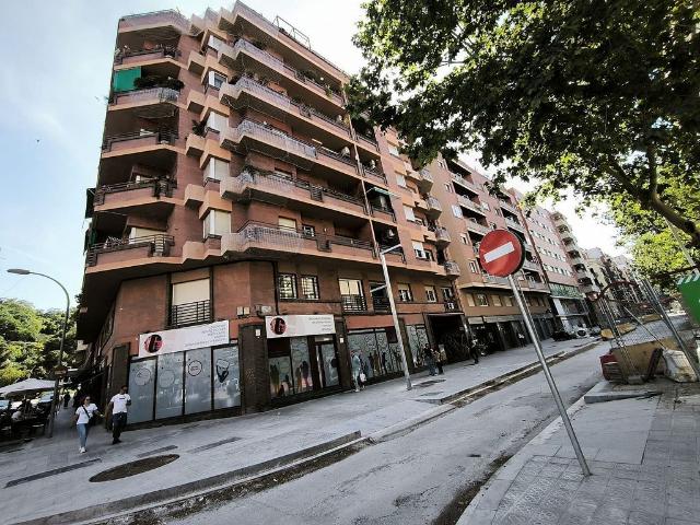 Piso en venta en calle De Vila i Vilà, Barcelona, de 81 m² 4 habitaciones por 380.000