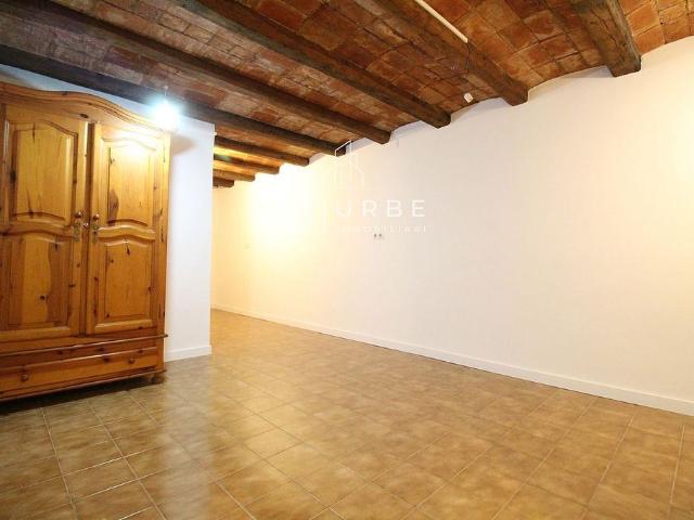 Piso en venta en calle De Viladomat, Barcelona, de 27 m² 2 habitaciones por 135.000