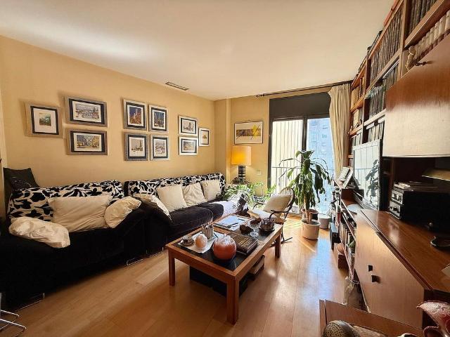 Piso en venta en calle De Viladomat, Barcelona, de 87 m² 3 habitaciones por 465.000