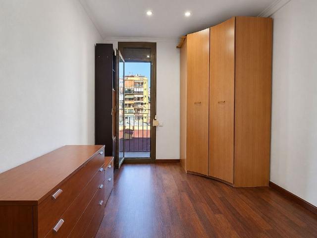 Piso en venta en calle De Vilamarí, Barcelona, de 52 m² 3 habitaciones por 320.000