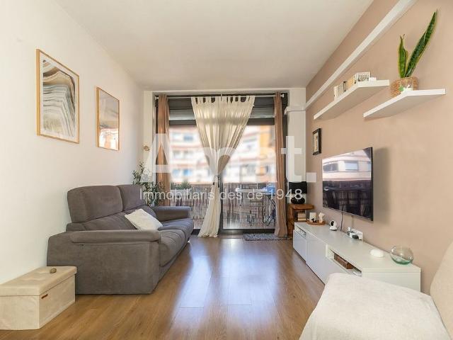 Piso en venta en calle De Vinyals, Barcelona, de 64 m² 3 habitaciones por 439.000