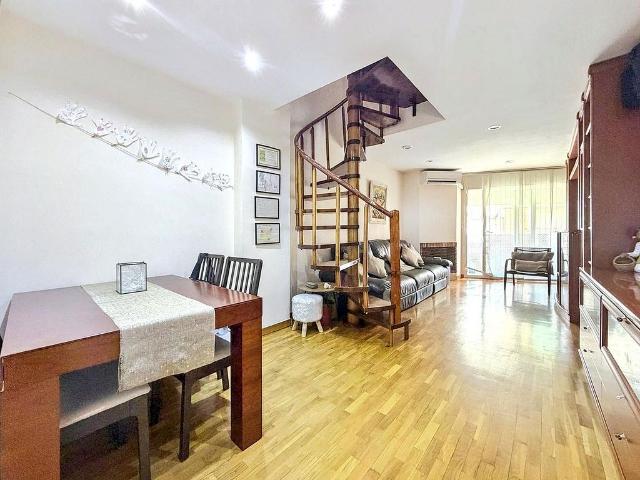 Piso en venta en calle Del Turó de la Trinitat, Barcelona, de 105 m² 3 habitaciones por 399.000