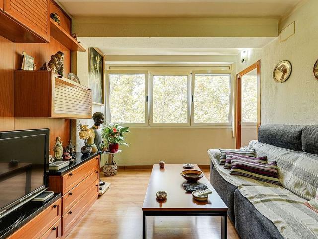 Piso en venta en calle Del Camp Arriassa, Barcelona, de 63 m² 3 habitaciones por 140.000