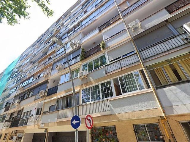 Piso en venta en calle Del Camp Arriassa, Barcelona, de 67 m² 3 habitaciones por 85.000