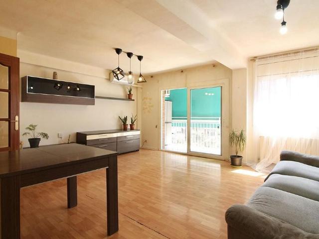 Piso en venta en calle Del Camp Arriassa, Barcelona, de 67 m² 3 habitaciones por 278.000