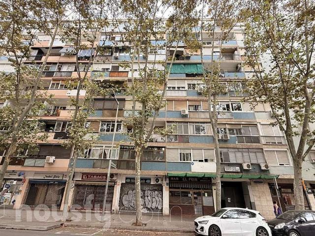 Piso en venta en calle Del Camp Arriassa, Barcelona, de 64 m² 3 habitaciones por 195.000