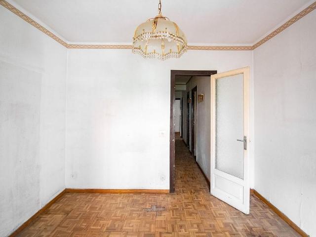 Piso en venta en calle Del Canigó, Barcelona, de 67 m² 4 habitaciones por 230.000