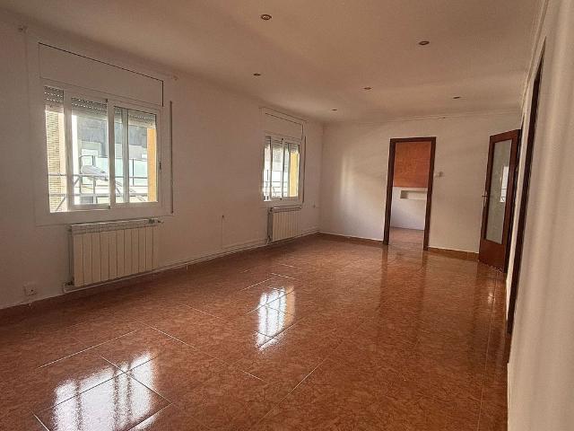 Piso en venta en calle Del Dipòsit, Badalona, de 60 m² 2 habitaciones por 190.000