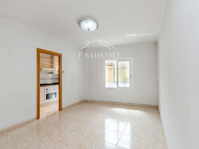 Piso en venta en calle Del Dipòsit, Badalona, de 62 m² 3 habitaciones por 210.000