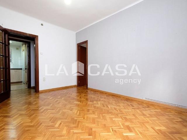 Piso en venta en calle Del Doctor Pi i Molist, Barcelona, de 63 m² 3 habitaciones por 269.000