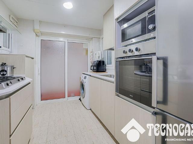 Piso en venta en calle Del Doctor Pi i Molist, Barcelona, de 81 m² 4 habitaciones por 299.000
