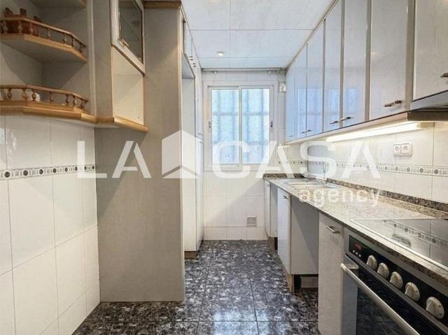 Piso en venta en calle Del Doctor Trueta, Badalona, de 79 m² 3 habitaciones por 212.000