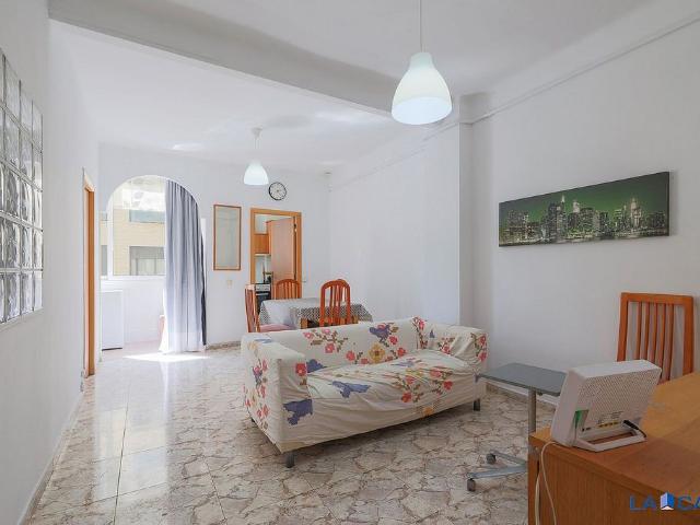Piso en venta en calle Del Farell, Barcelona, de 65 m² 3 habitaciones por 279.900