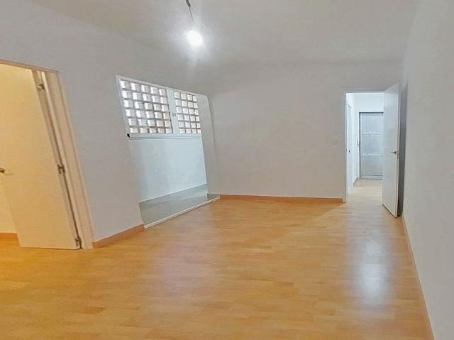 Piso en venta en calle Del Gaià, Barcelona, de 56 m² 3 habitaciones por 216.000