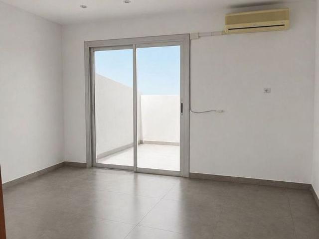 Piso en venta en calle Del Llobregat, Sant Joan Despí, de 70 m² 3 habitaciones por 189.000
