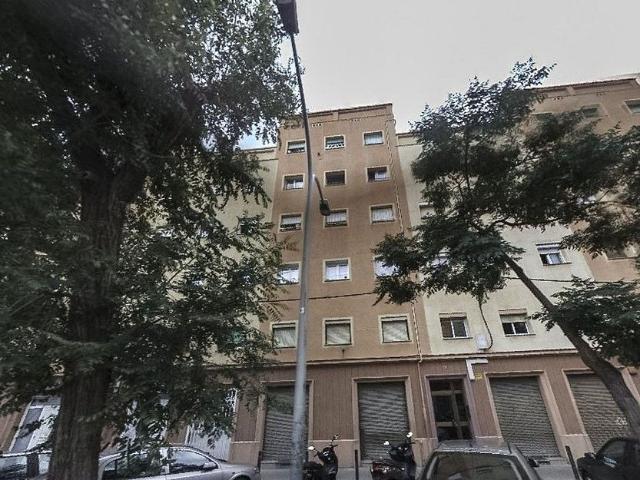 Piso en venta en calle Del Montsant, Barcelona, de 62 m² 3 habitaciones por 96.000