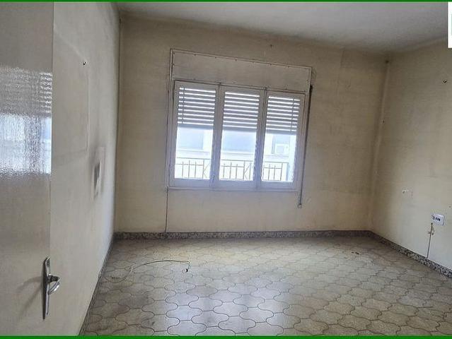 Piso en venta en calle Del Montseny, Sabadell, de 70 m² 3 habitaciones por 160.000