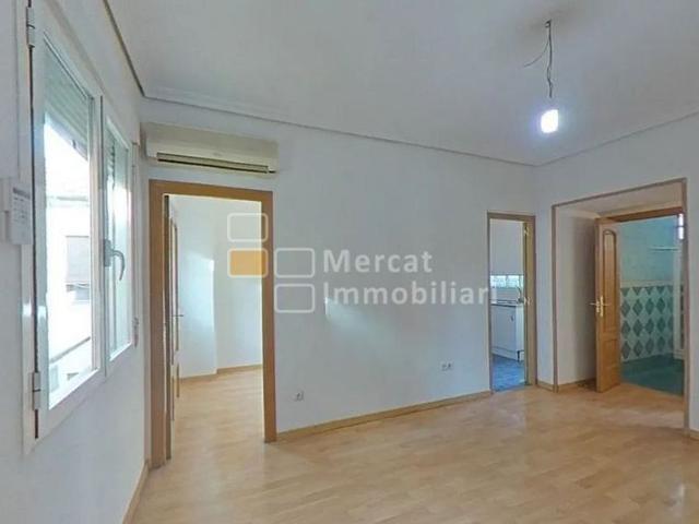 Piso en venta en calle Del Pare Pérez del Pulgar, Barcelona, de 45 m² 3 habitaciones por 175.000