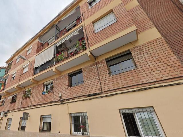 Piso en venta en calle Del Perú, Santa Coloma de Gramanet, de 64 m² 3 habitaciones por 94.000
