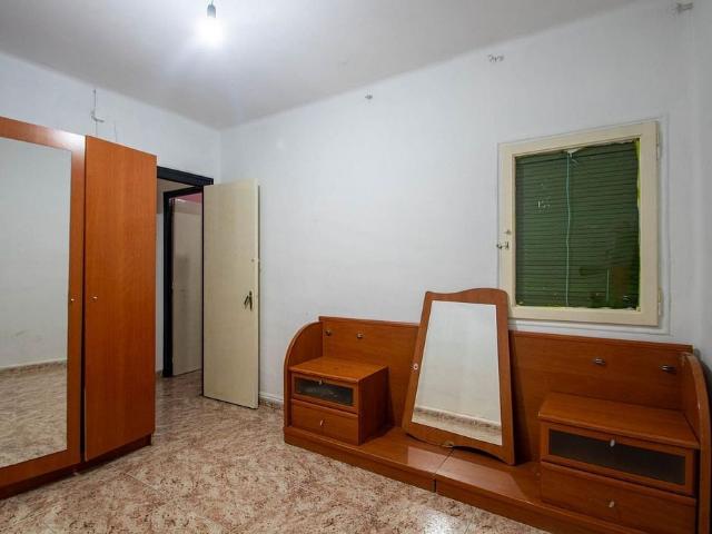 Piso en venta en calle Del Periodista Grané, Terrassa, de 70 m² 4 habitaciones por 126.000
