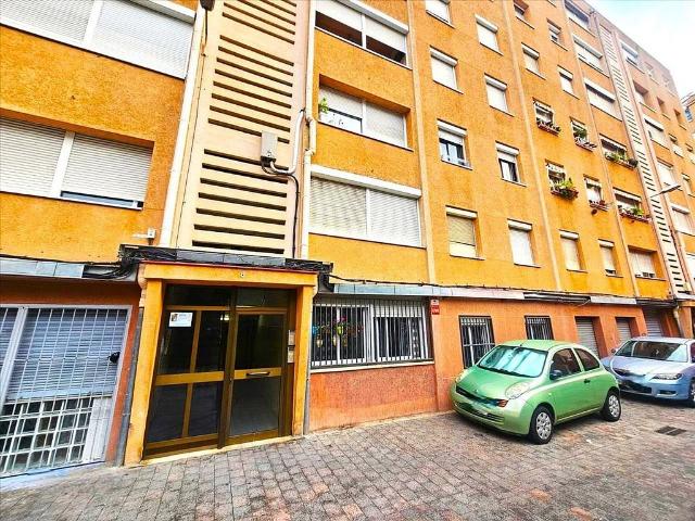 Piso en venta en calle Del Pinar, Rubí, de 60 m² 2 habitaciones por 60.000