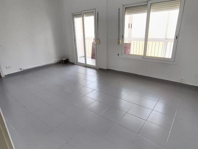 Piso en venta en calle Del Riu Segre, Girona, de 77 m² 3 habitaciones por 194.000