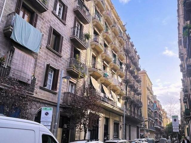 Piso en venta en calle D'elkano, Barcelona, de 47 m² 2 habitaciones por 210.000