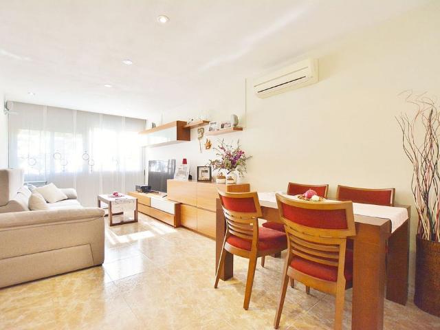 Piso en venta en calle Dels Almogàvers, Santa Coloma de Gramanet, de 72 m² 3 habitaciones por 219.000