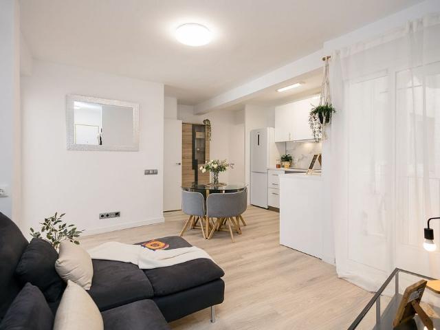 Piso en venta en calle Dels Nou Pins, Barcelona, de 54 m² 3 habitaciones por 269.000