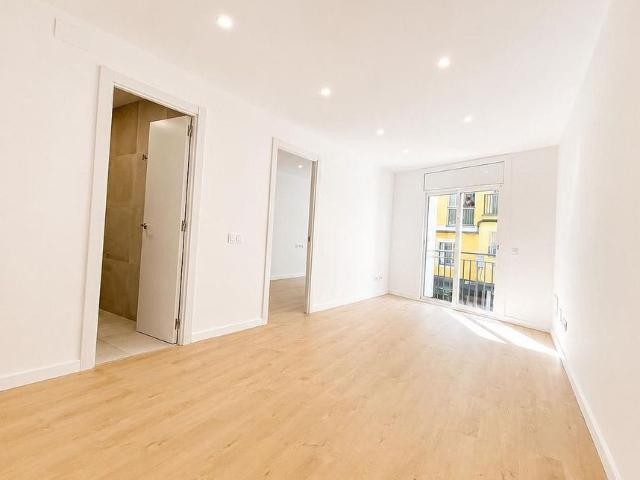 Piso en venta en calle Dels Pirineus, Santa Coloma de Gramanet, de 61 m² 3 habitaciones por 188.000