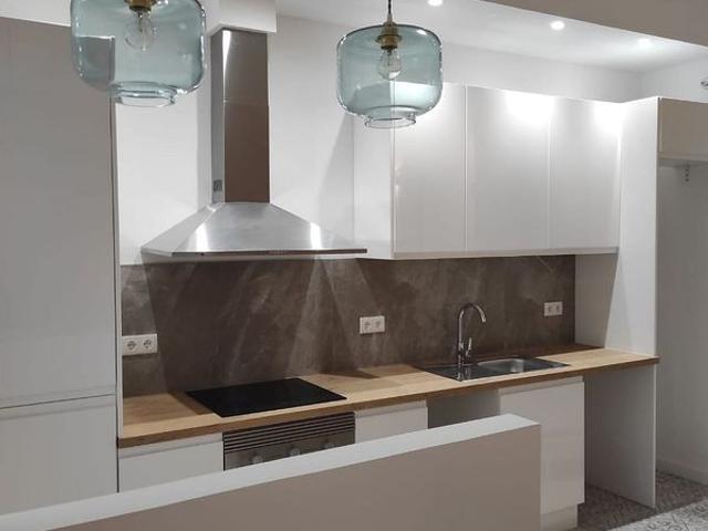 Piso en venta en calle D'en Botella, Barcelona, de 65 m² 2 habitaciones por 229.000