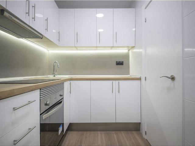 Piso en venta en calle D'escòcia, Barcelona, de 50 m² 2 habitaciones por 310.000