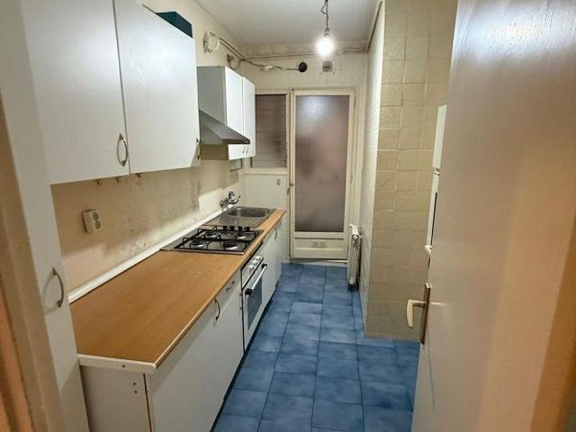 Piso en venta en calle D'escòcia, Barcelona, de 68 m² 4 habitaciones por 320.000