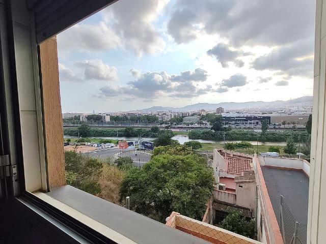 Piso en venta en calle D'espriu, Santa Coloma de Gramanet, de 53 m² 2 habitaciones por 165.000