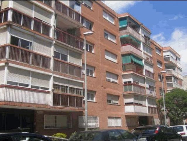 Piso en venta en calle D'eugeni D'ors, Santa Perpètua de Mogoda, de 75 m² 3 habitaciones por 92.000