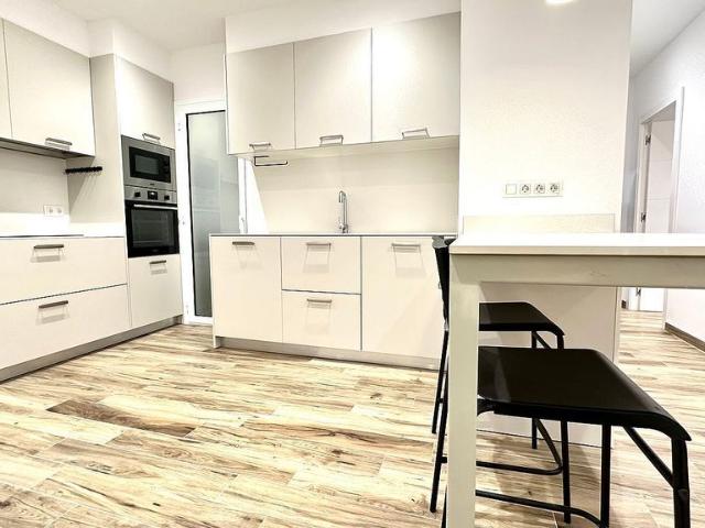 Piso en venta en calle D'igualada, Barcelona, de 66 m² 2 habitaciones por 429.000