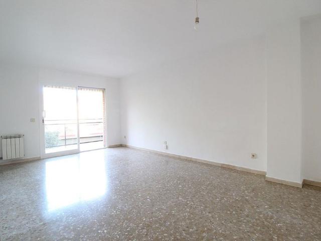 Piso en venta en calle Eivissa, Montcada i Reixac, de 90 m² 4 habitaciones por 329.000