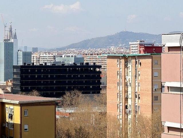 Piso en venta en calle El Besos, Barcelona, de 60 m² 3 habitaciones por 320.000