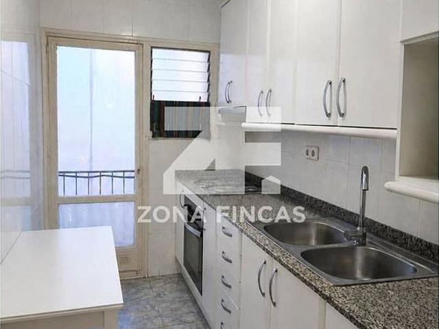 Piso en venta en calle Del Canigó, Santa Coloma de Gramanet, de 83 m² 3 habitaciones por 186.000