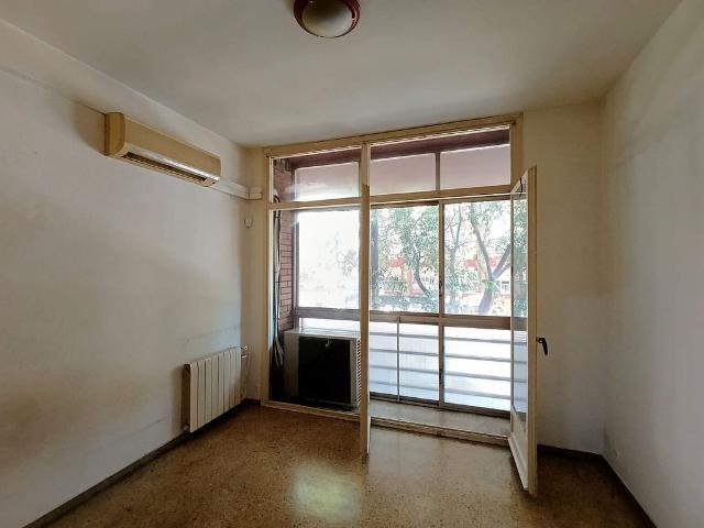 Piso en venta en calle Escocia, Barcelona, de 56 m² 3 habitaciones por 320.000