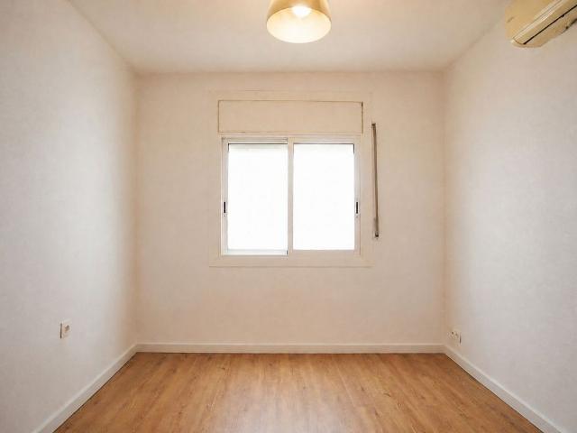 Piso en venta en calle Estadella, Barcelona, de 50 m² 3 habitaciones por 190.000