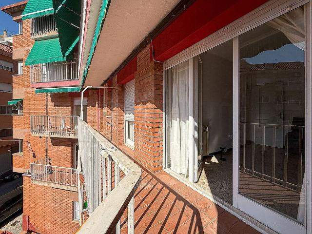 Piso en venta en calle Favencia, Sabadell, de 63 m² 3 habitaciones por 250.000