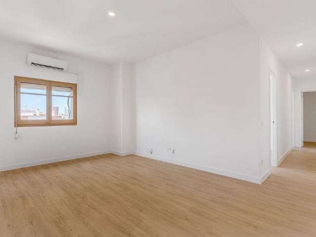 Piso en venta en calle Ferrocarrils Catalans, Barcelona, de 77 m² 3 habitaciones por 289.000